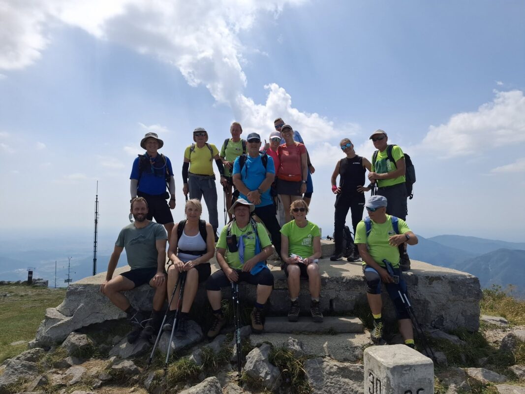 14-članska ekipa po uspešno premagani zahtevni in strmi poti Via Palma na Matajur. Utrujeni, a zadovoljni! 💪⛰️