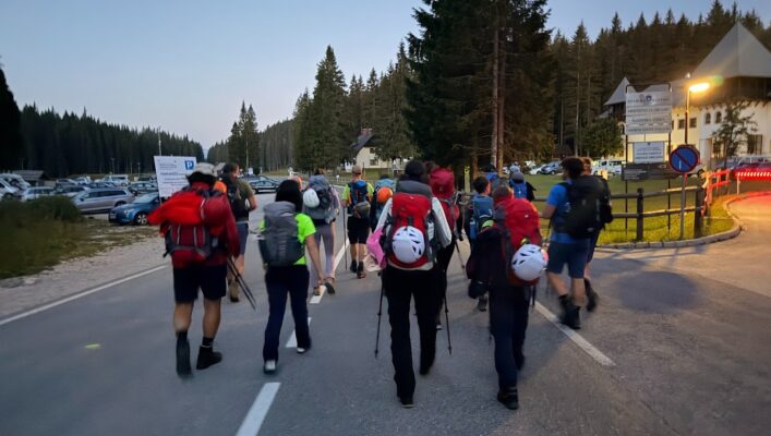 Začetek poti na Pokljuki. Naša ekipa je štela 19 članov. (FOTO: L. Lorenčak)